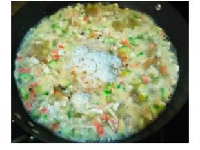 放上饭，煮至饭饱满，最后放盐调味，关火，完工！