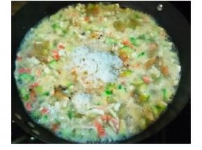 放上饭，煮至饭饱满，最后放盐调味，关火，完工！