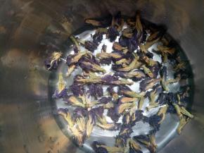 水和蝶豆花放入小锅中煮一会(大概3分钟左右)，颜色变深就行，把蝶豆花捞出去，留45克蝶豆花水就可以。