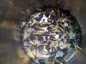 水和蝶豆花放入小锅中煮一会(大概3分钟左右)，颜色变深就行，把蝶豆花捞出去，留45克蝶豆花水就可以。