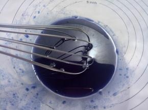 45克蝶豆花水和36克玉米油搅拌至乳化。