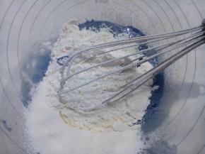 筛入低筋面粉用手动打蛋器\