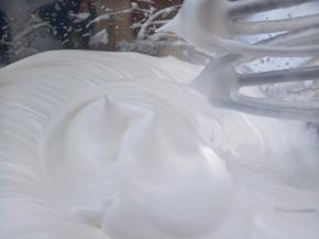 蛋清放几滴白醋，分三次加入细砂糖打至尖角。