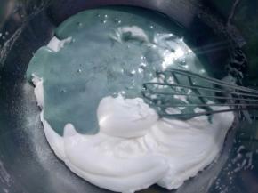 再与剩下的蛋白糊翻拌均匀。