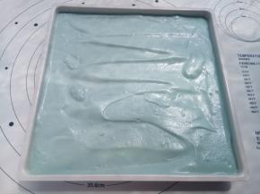 把蛋糕糊倒入阳晨中国红烤盘里，震几下模具，震出气泡。烤箱180度预热10分钟后放入烤25分钟。