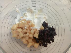 淡奶油加糖粉打发后加入切成小块的打糕和蜜豆拌匀。