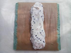 蛋糕片放入奶油馅卷起来，用油纸包好，放冰箱冷藏30分钟后，取出切开就可以享用了。