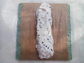 蛋糕片放入奶油馅卷起来，用油纸包好，放冰箱冷藏30分钟后，取出切开就可以享用了。