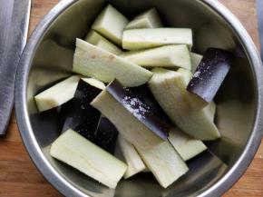 放盐腌10分钟。