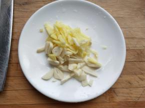 大蒜，生姜切碎。