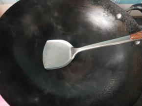 锅内放油，烧热。