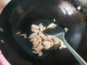 放入五花肉，煸炒。
