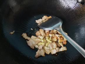 五花肉出油，放入生姜爆香。