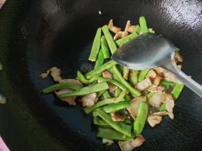 放入豆角，放盐，煸炒。