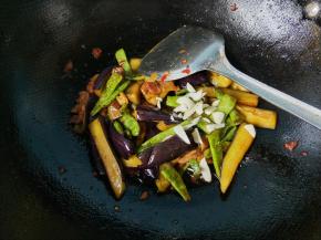 茄子变软，放入大蒜。