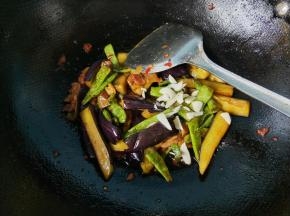 茄子变软，放入大蒜。
