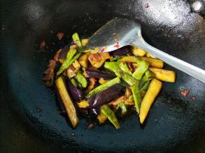 放鸡精，翻炒出锅。