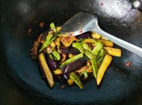 放鸡精，翻炒出锅。
