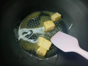 不粘锅放黄油，开小火。