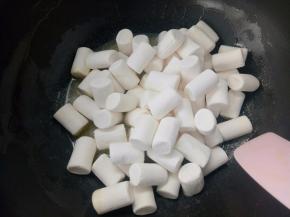 黄油化开放棉花糖翻炒。