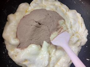 棉花糖不要炒时间长(时间长了就不拉丝了)，见化就放奶粉巧克力粉，关火翻炒。