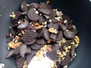 把饼干，坚果和果脯都放进去。