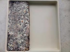 放入阳晨中国红烤盘里整形，上面撒上一些奶粉。放一会就可以切块了。