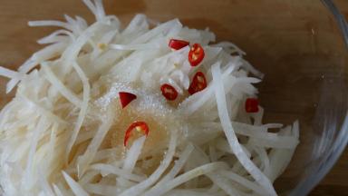 将萝卜丝 白砂糖 米醋 小米椒倒入容器中拌匀即可