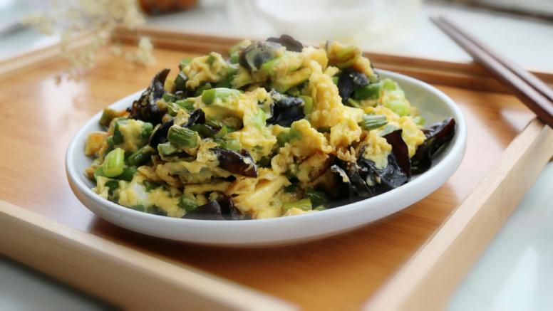 鸡蛋木耳炒蒜苔