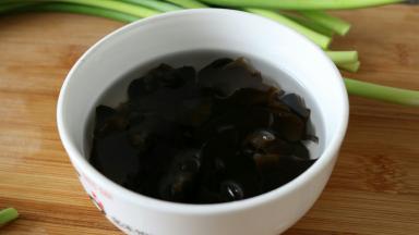 黑木耳泡发，撕小朵