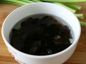 黑木耳泡发，撕小朵