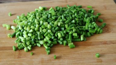 蒜苔洗净 切1厘米左右的段