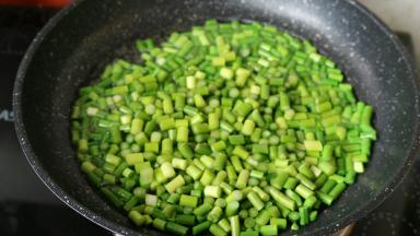 凉锅热油 蒜苔翻炒2分钟