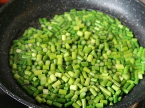 凉锅热油 蒜苔翻炒2分钟