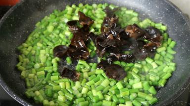 倒入木耳翻炒