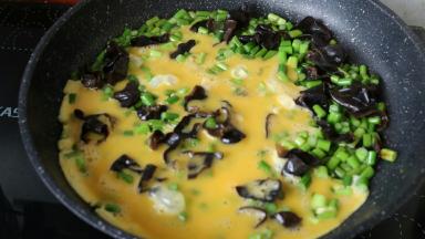 倒入蛋液 小火等待蛋液凝固再翻动