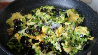 加盐 生抽炒匀起锅