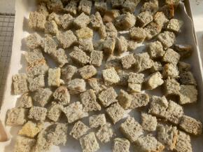 吐司切成小块，放烤箱150度20分钟左右，烤成面包脆。