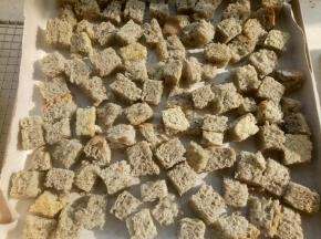 吐司切成小块，放烤箱150度20分钟左右，烤成面包脆。