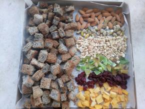 准备好其它材料(坚果和水果干可以根据自己的口味来放)