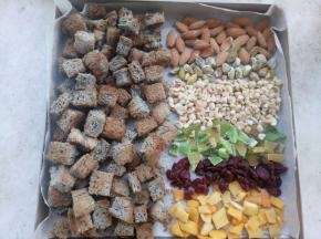 准备好其它材料(坚果和水果干可以根据自己的口味来放)