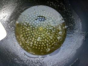 黄油放入不粘锅小火加热至融化。