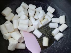 放入棉花糖用刮刀翻炒