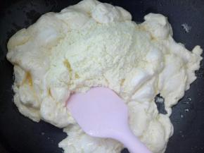 棉花糖化开放奶粉。关火翻炒均匀。