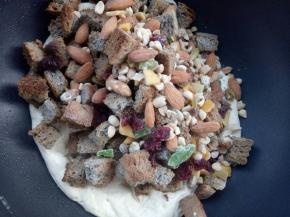 放入坚果和水果的翻拌。