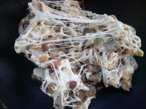 带上手套进行翻动，使棉花糖均匀的包裹在材料上面。