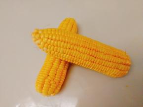 准备两根甜玉米