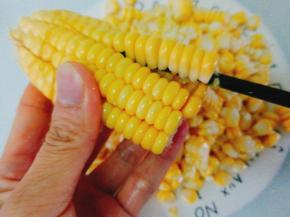 一根分两段 ，用筷子从底下插入撬开如图 ，然后用手一行一行，剥下来