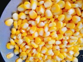 玉米捞出沥水