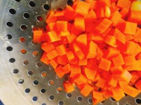 胡萝卜捞出沥水